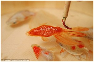 日本艺术家用树脂作画